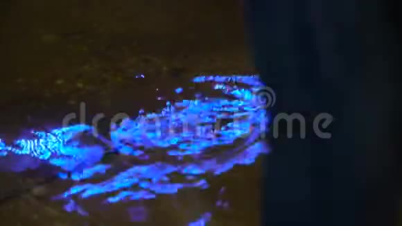在户外雨天脚在水坑里行走人们进入水坑视频的预览图