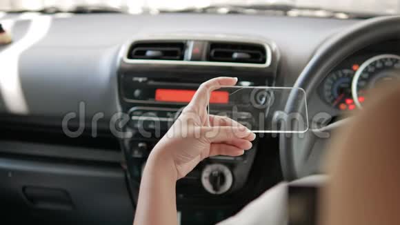 人类的双手使用清晰的平板电脑在汽车中运输未来和技术概念视频的预览图