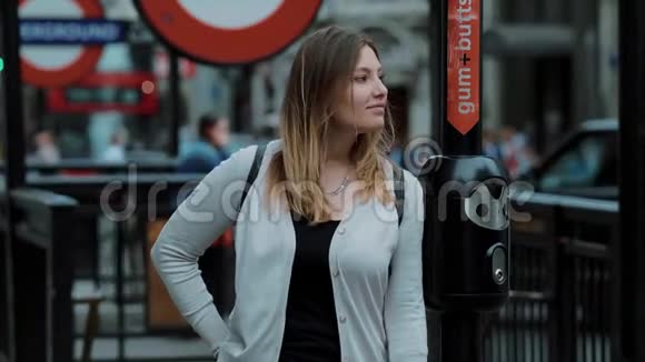 伦敦皮卡迪利广场的金发少女视频的预览图
