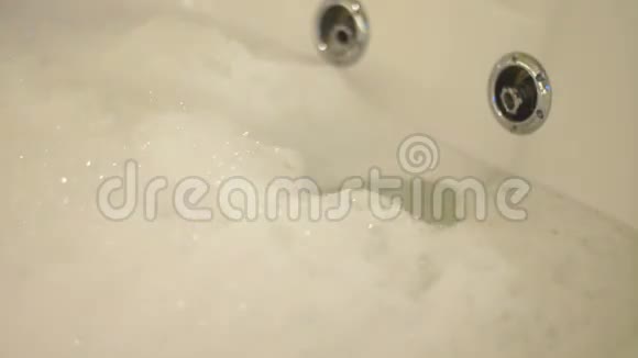 泡沫很快在浴室里升起视频的预览图