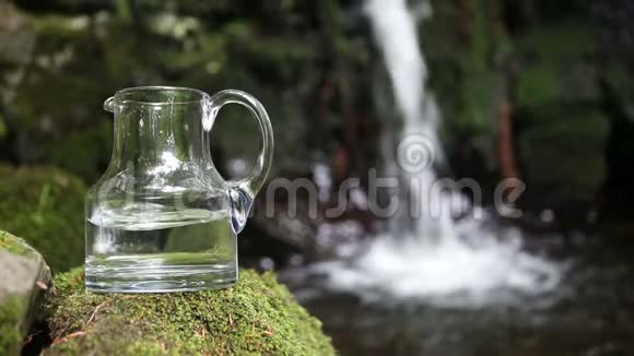 带有淡水和瀑布的玻璃杯视频的预览图