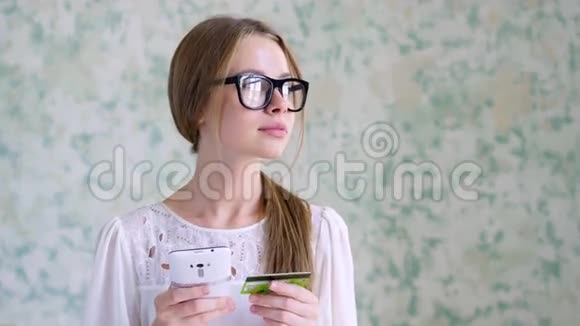 带电话和银行卡的积极女孩视频的预览图