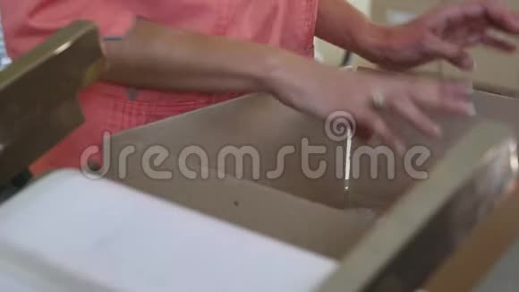 女人正在装满空盒子的食物视频的预览图