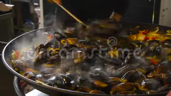 厨师用不锈钢锅炒海鲜煮牡蛎视频的预览图