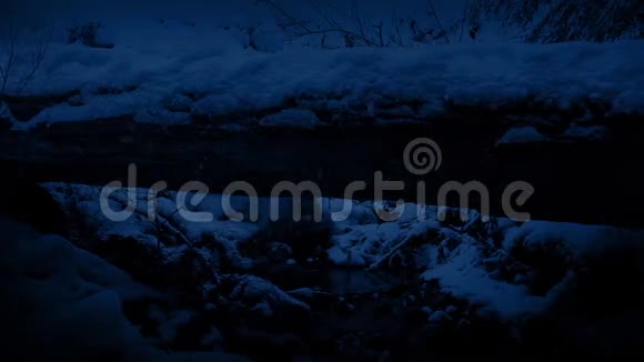 夜雪中的溪水视频的预览图