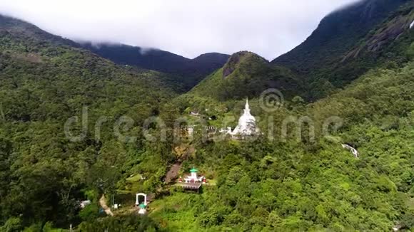 斯里兰卡亚当峰山谷中有古寺庙的鸟瞰图视频的预览图