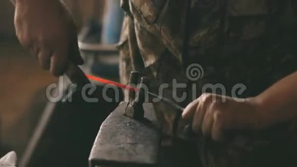 传统铁匠手工加工烫金刀视频的预览图