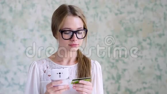 有电话和银行卡的性感女孩视频的预览图