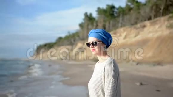 幸福的女人走在海滩上微笑着享受生活假日概念视频的预览图