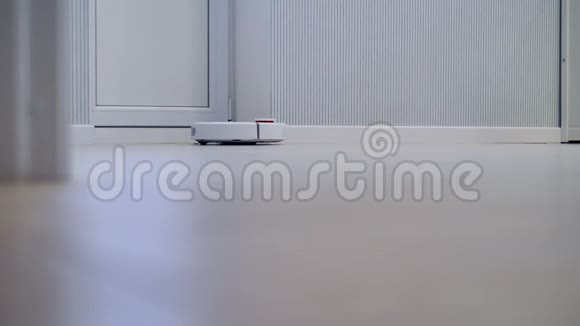 一个自动无线机器人清洁剂在一个白色的房间工作视频的预览图