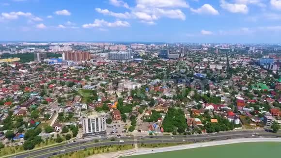 俄罗斯南部城市克拉斯诺达尔的空中摄影2018年夏季私人住宅的背景视频的预览图