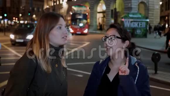 晚上两个女孩在皮卡迪利广场伦敦夜间观光视频的预览图