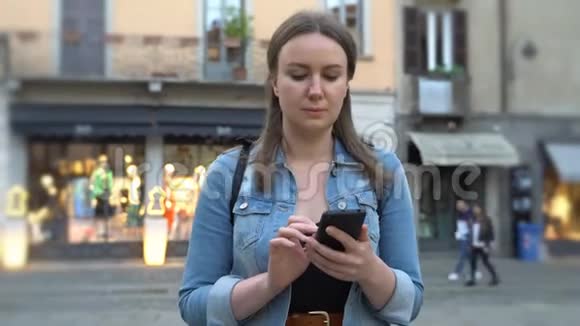 老城区女游客带手机视频的预览图