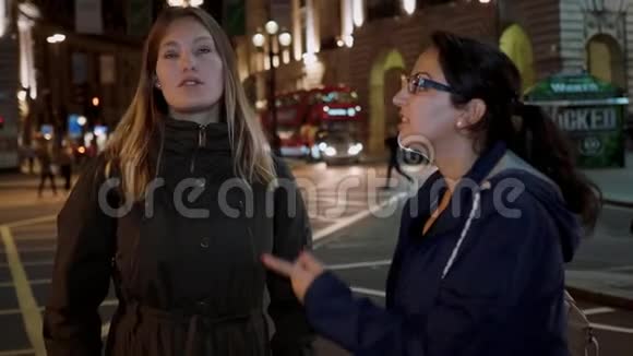 晚上两个女孩在皮卡迪利广场伦敦夜间观光视频的预览图