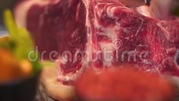 特写镜头刀切了一块鲜肉动作缓慢视频的预览图