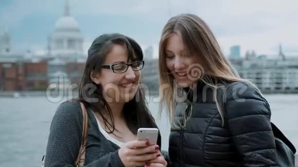 两个年轻女子在伦敦观光旅行视频的预览图