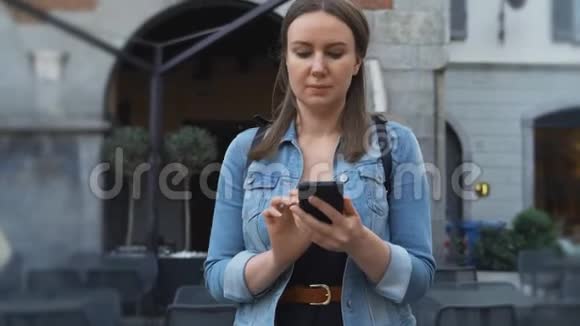 老城区女游客带手机视频的预览图