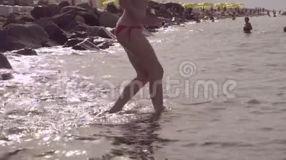 年轻女子跳海跳水动作缓慢高清1920x1080视频的预览图