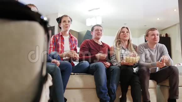 朋友们一起在客厅看电视吃爆米花视频的预览图