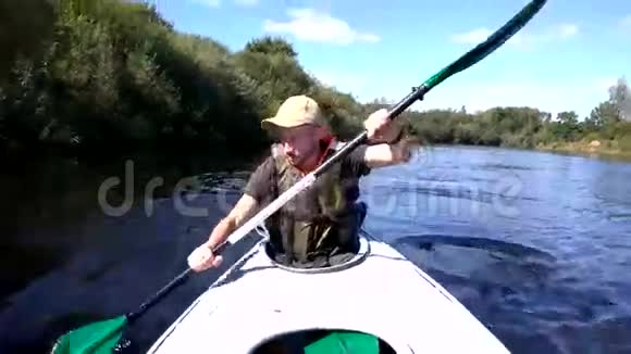 一个人在野河上划皮艇视频的预览图