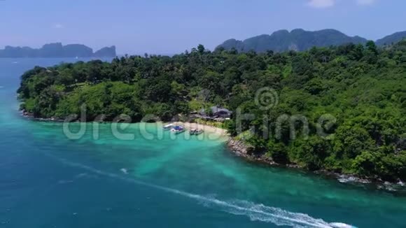 飞机从菲菲顿的一个美丽的小海滩起飞泰国视频的预览图