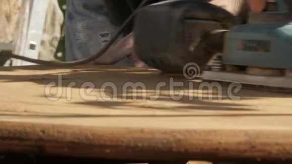 木工恢复旧家具打磨旧木台面慢动作视频的预览图