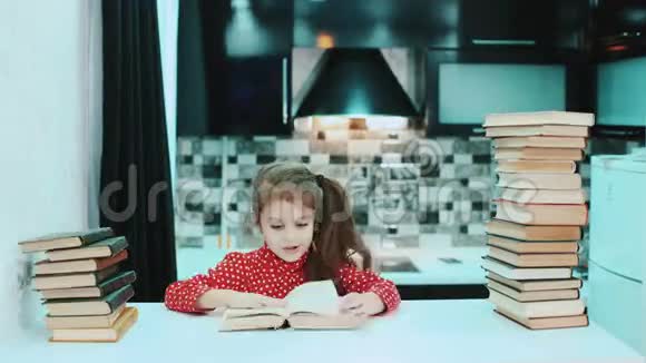 女孩在厨房看书快打时光流逝视频的预览图