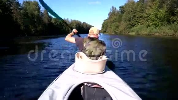 一个人在野河上划皮艇视频的预览图