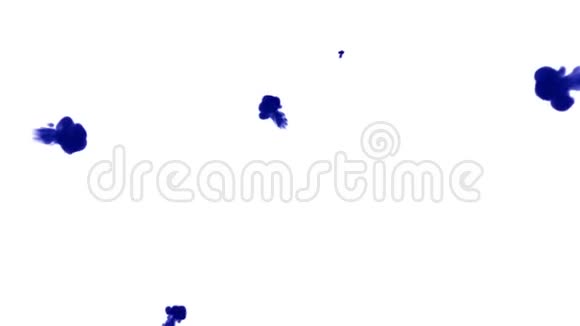 大量的孤立的蓝色墨水注入蓝色书写墨水混合在水中慢镜头使用墨水视频的预览图