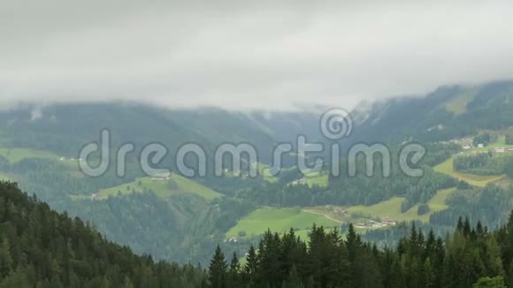 从高山山脉的山丘上看到云的景观时间推移视频的预览图