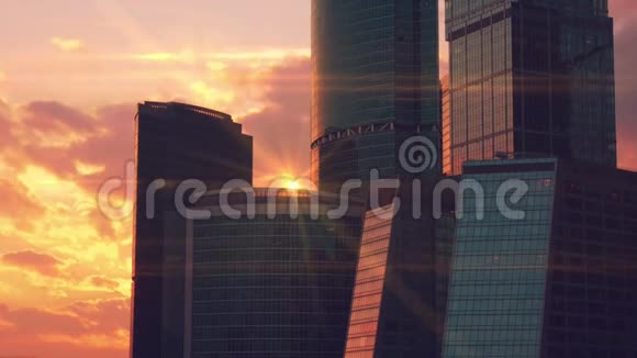 日落时分背景下的摩天大楼视频的预览图