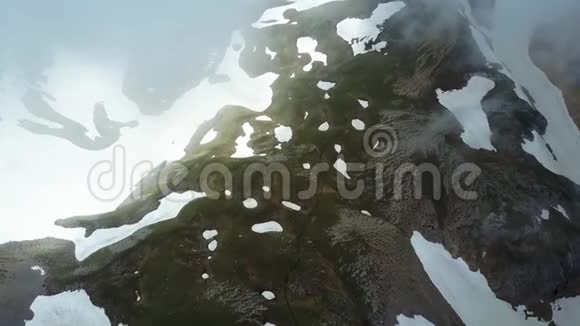 在云层中飞过群山从无人驾驶飞机上俯瞰山脉空中射击视频的预览图