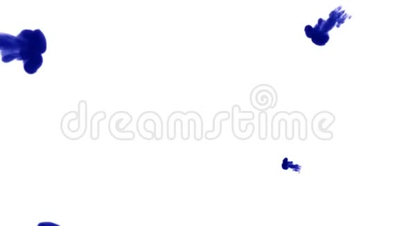 大量的孤立的蓝色墨水注入蓝泥泡在水里慢镜头使用inky背景视频的预览图