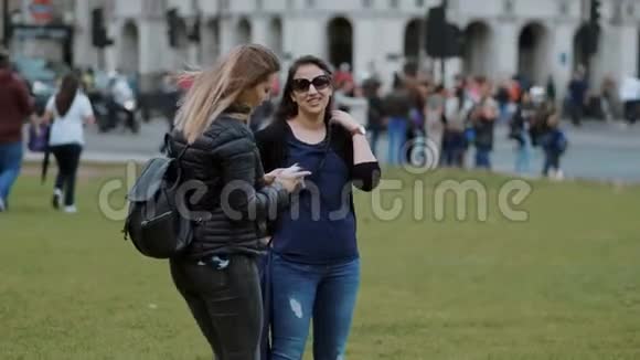 两个年轻女人吃冰淇淋软冰视频的预览图