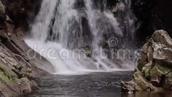舒缓平静的瀑布九月在苏格兰生命之水布阿尔瀑布视频的预览图