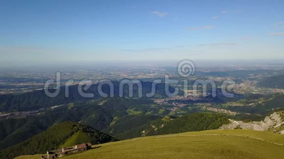 超级360A景观在帕达纳平原和阿尔卑斯山在夏季时间来自意大利贝加莫的林佐内山全景视频的预览图