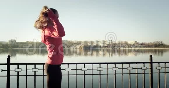 女人独自在湖边美丽的夕阳下奔跑秋季运动与自由理念德吉罗宁射击4k视频的预览图