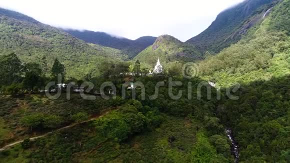 斯里兰卡山谷中有古寺庙的鸟瞰图视频的预览图
