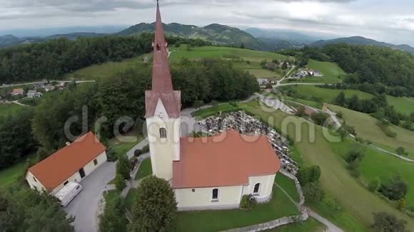 在山顶上飞过教堂视频的预览图