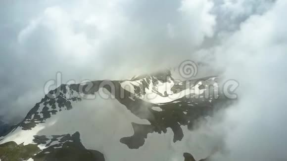 在云层中飞过群山从无人驾驶飞机上俯瞰山脉空中射击视频的预览图