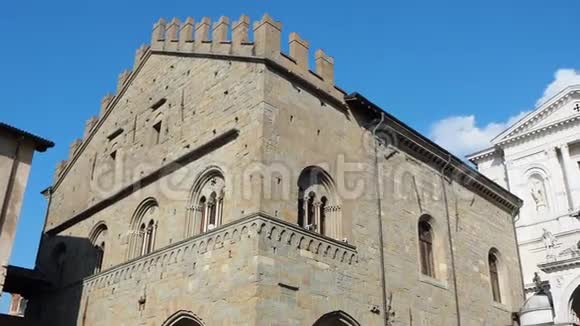 贝加莫意大利古老的城镇古老的行政总部和大教堂的正面视频的预览图