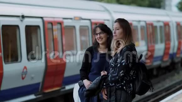 在伦敦地铁站台上等候的女朋友视频的预览图