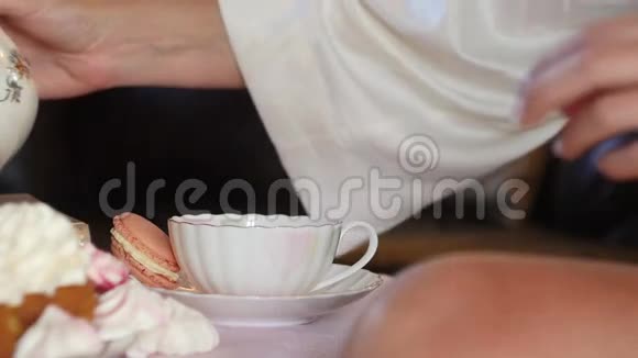 新娘喝茶视频的预览图