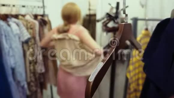 在服装店试穿衣服的女人视频的预览图