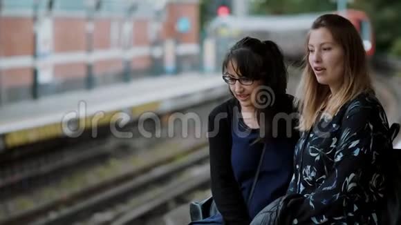 在伦敦地铁站台上等候的女朋友视频的预览图