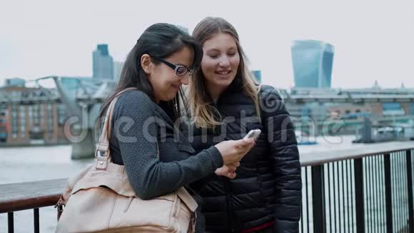 两个女孩在手机上看照片视频的预览图