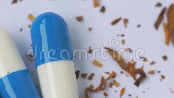 大张旗鼓的药片和香烟与烟草旋转视频的预览图