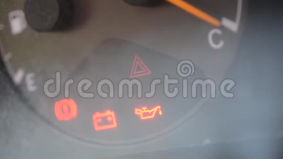 紧急警告灯指示灯闪烁的汽车仪表盘视频的预览图