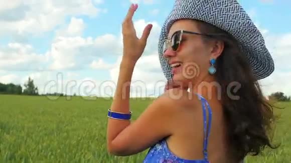 在绿茵场上戴着白帽子的白种人微笑的白种人女子近距离拍摄视频的预览图