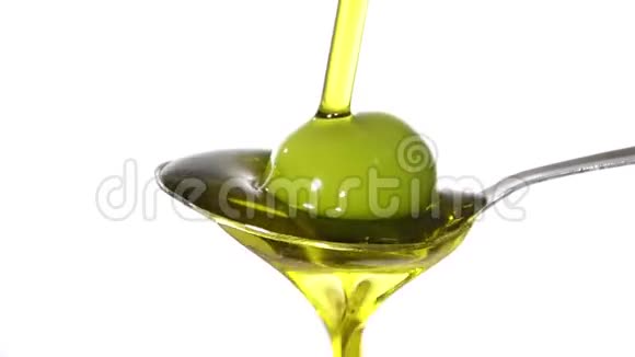勺子上的橄榄油视频的预览图